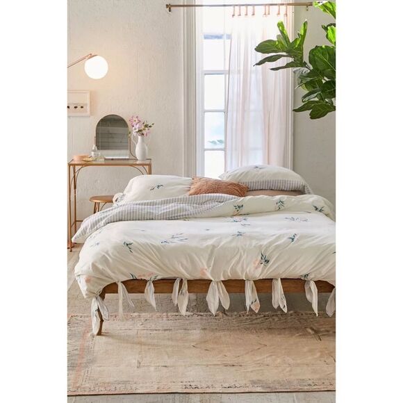 Urban Outfitters Meg Floral Knot Duver Cover & Standard Pillowcases Set Twin XL - Picture 1 of 9